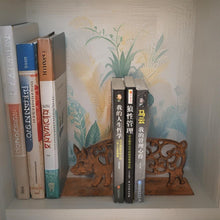 Load image into Gallery viewer, Cast Iron Fleur Pig Bookends Set 9x11x14cm